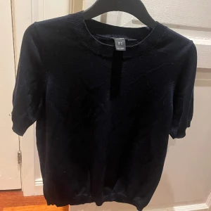 Tröja - En mörkblå kortärmad stickad tröja från Lindex som jag köpte för 299kr, den är använd fåtal gånger. Säljer för 150kr💕