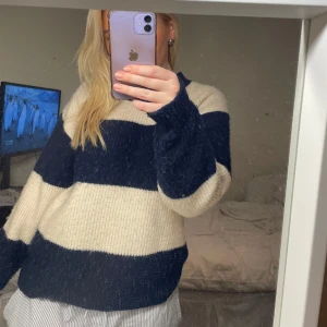 Stickad tröja från HM - stickad tröja från Hm i storlek M, köpt för 300 kr, säljs för 100 kr🌟