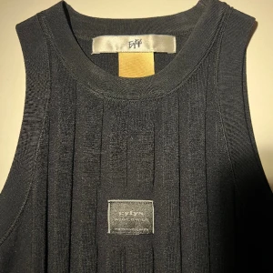 EYTYS Tanktop - Svinfett linne från eytys, lite långt för mig men tycker om att vika upp det, dock aldrig fått användning för det, så helt oanvänt. Köpt i Stockholm för 2/3 år sedan. 