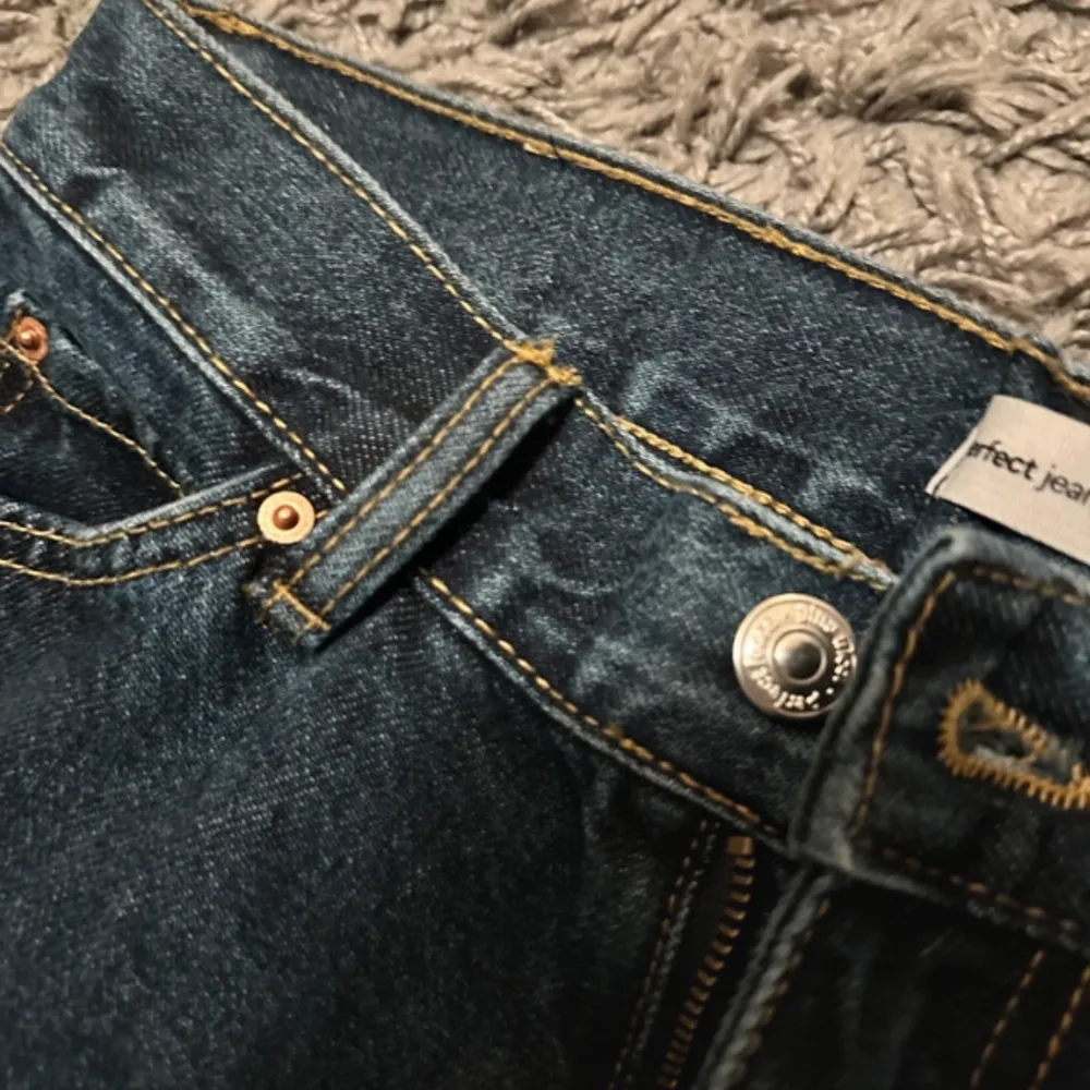 mörblås lågmidjade jeans aldig använda passar 160-165cm. Jeans & Byxor.
