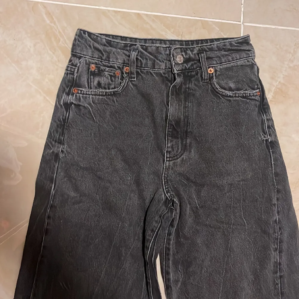 Svarta baggy jeans, inga synliga skador. Jeans & Byxor.