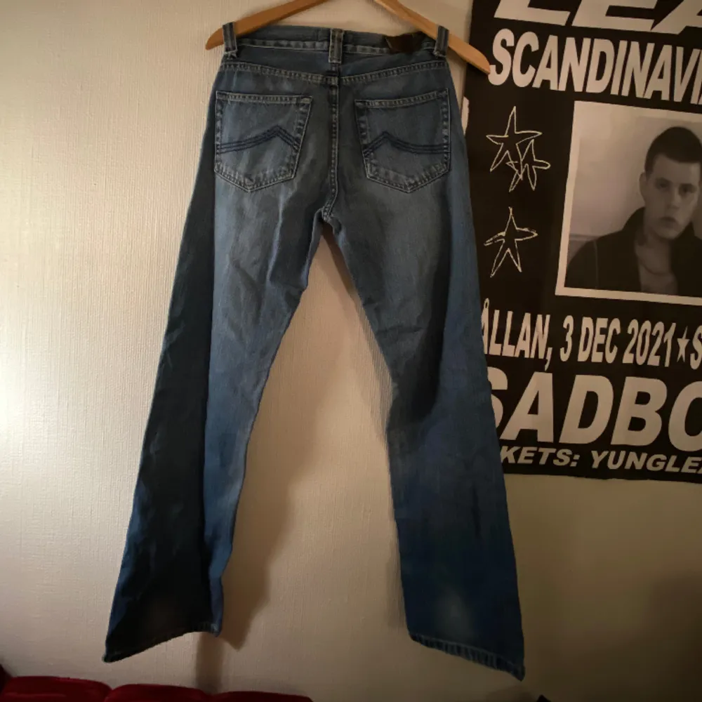 Supersnygga utsvängda jeans med normal midja köpta second hand. Bra skick. Innerbenslängden: 80cm. Jeans & Byxor.