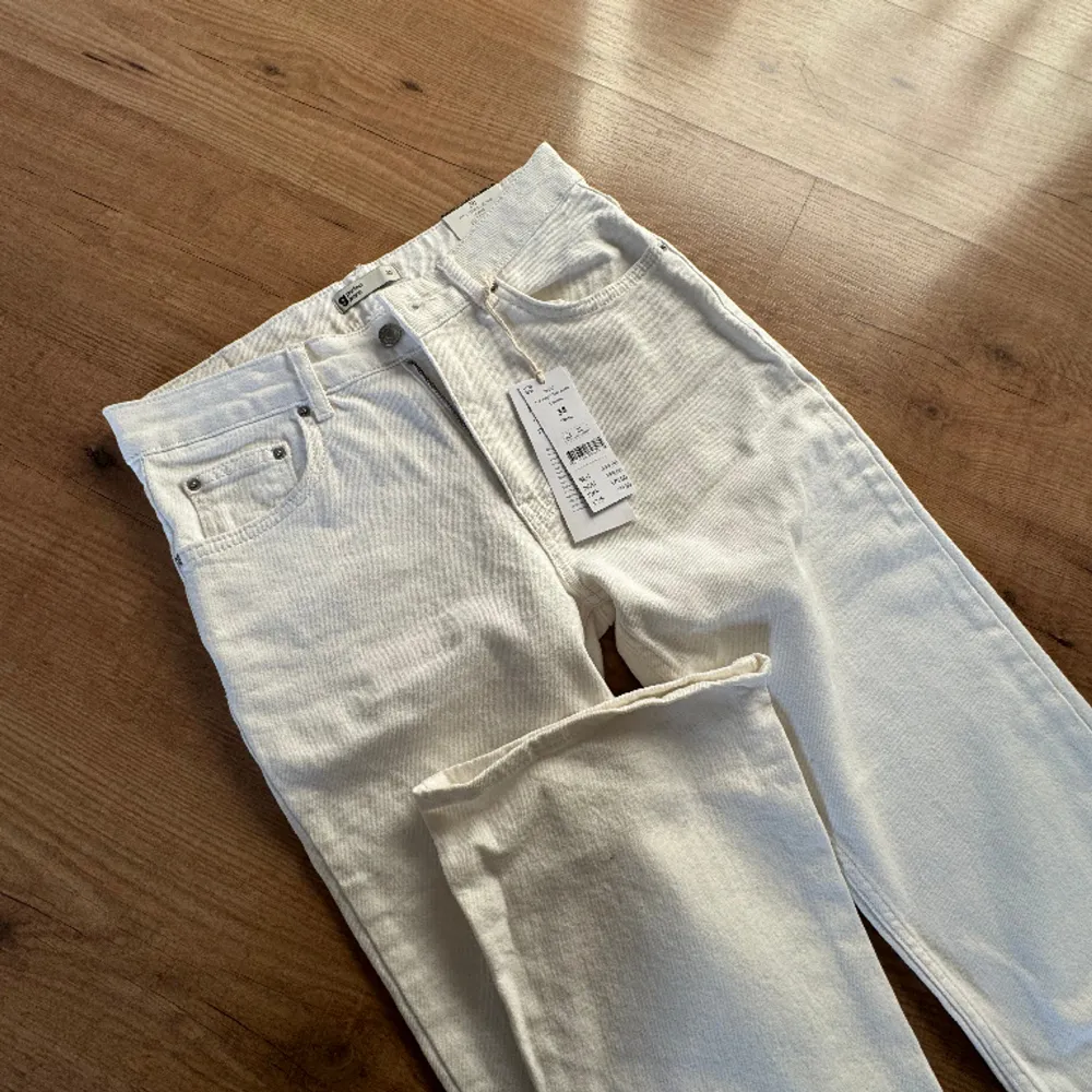 Säljer dessa Flare jeans från gina tricot storlek 38. Aldrig använda, prislapp kvar🥰. Jeans & Byxor.