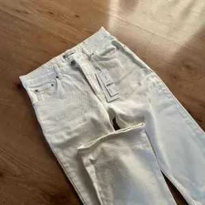 Säljer dessa Flare jeans från gina tricot storlek 38. Aldrig använda, prislapp kvar🥰