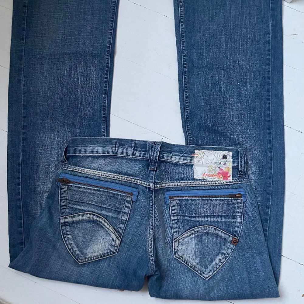 Lågmidjade utsvängda jeans, köpta på plick för 500kr 💕 Mått: Midja: 86cm Innerbenslängd: 84cm Grendjup: 18cm. Jeans & Byxor.