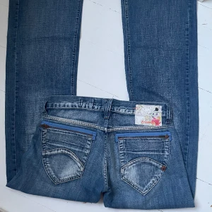Lågmidjade utsvängda jeans - Lågmidjade utsvängda jeans, köpta på plick för 500kr 💕 Mått: Midja: 86cm Innerbenslängd: 84cm Grendjup: 18cm