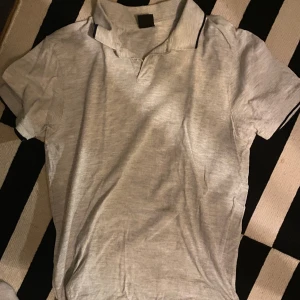 Grå pikétröja  - Tjena! Säljer nu min grå Pikétröja då den ej används längre. Väl omhändertagen utan defekter. Hör av er vid minsta fråga eller fundering!