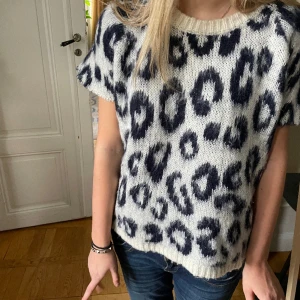 Jättefin tröja  - Jättefin  tröja från other stories, köpt här på Plick och armarna är avklippta💓