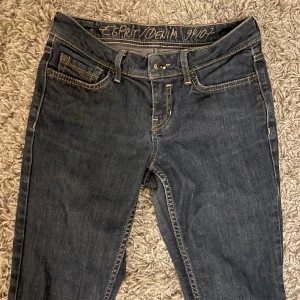 Esprit jeans - Mörka jeans från esprit. Säljer då dem inte passar mig. Använd gärna köp nu! Skriv för mer frågor🙌