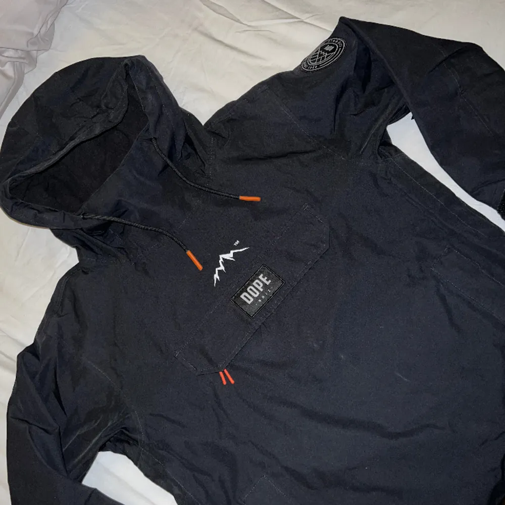 Dope blizzard anorak i färgen svart. Storlek M, använd kanske 3 veckor totalt så spår av användning men fint skick! . Jackor.