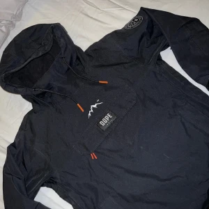 Dope blizzard anorak skidjacka - Dope blizzard anorak i färgen svart. Storlek M, använd kanske 3 veckor totalt så spår av användning men fint skick! 