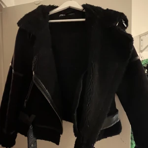 Zara Jacka - Zara jacka, med mocka imitation på utsidan och teddy material på insidan. Gott skick! Storlek Small