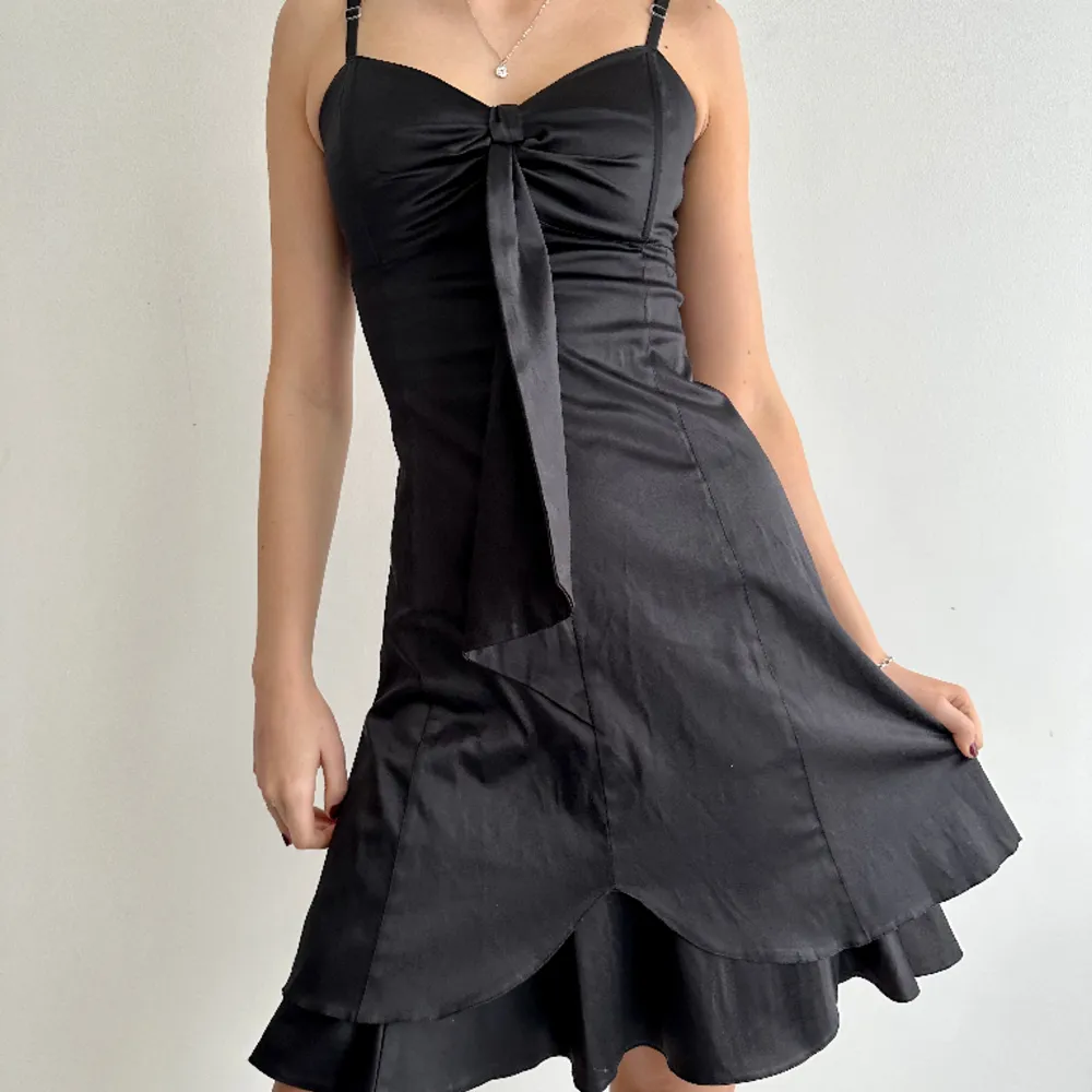 Klänning perfekt till nyår, inspirerad av gossip girl! För billigare frakt, köp via min hemsida länkad i bion🎀 . Klänningar.
