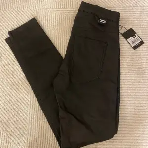 Jeans från DrDenim i modellen Lexy, black metal. (Skinnimitation).  600 nya, säljer för 300 kr 🖤
