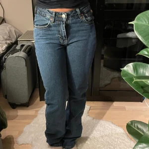 Straight jeans - Säljer dessa straight jeans från Never Denim. Storlek W26 L32. Skriv vid intresse🥰