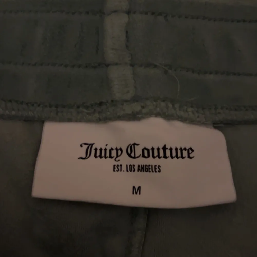 Säljer mina gröna Juicy Couture byxor i ljusgrönt då de inte kommer till användning💚💚💚💚. Jeans & Byxor.