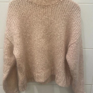 Rosa stickad tröja  - Fin rosa stickad tröja💕 storlek xs men passar s och m skulle jag säga. 