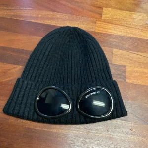 C.P company mössa  - C.P company mössa, 10/10 skick har använt 2-3 gånger, finns ingen skada och den passar alla storlekar 