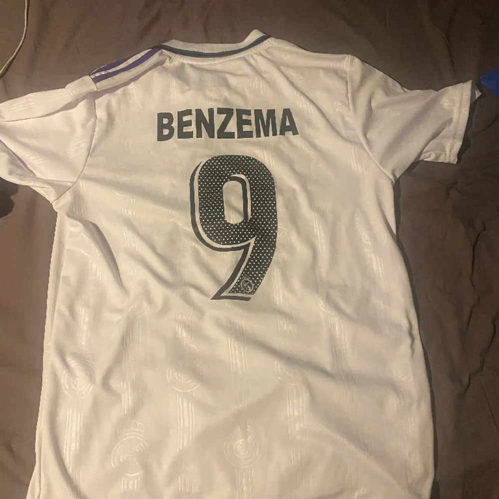 En Karim benzema tröja från säsongen 2021/2022 . T-shirts.