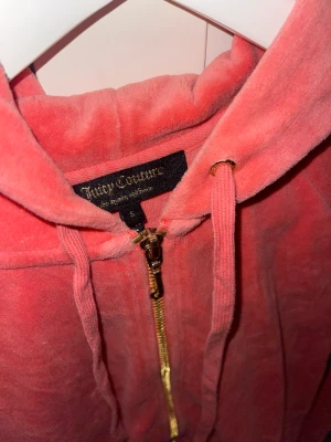 Vintage Juicy kofta - Tidigt 2000 tal, från ”choose juicy” y2k kollektionen. I velour, sammet. Zip up hoodie. Knappt använd.  Färg: Rosa. Storlek: S/Small.