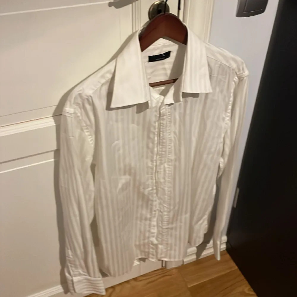 Vit Selected skjorta i XL.  Finns att hämta i södra Stockholm, kan annars fraktas (köparen står för frakt). Skjortor.