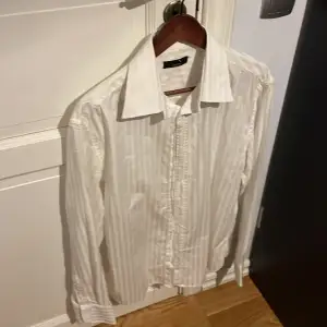 Vit Selected skjorta i XL.  Finns att hämta i södra Stockholm, kan annars fraktas (köparen står för frakt)