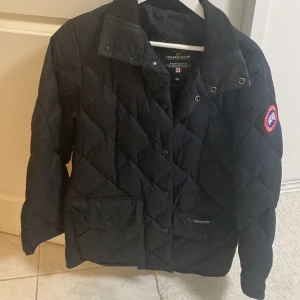 Canada goose jacka  - Canada goose jacka fin men komme Tibet till användning eftersom att han har många jackor den är äkta men vill bli av med den snabbt så priset kan diskuteras 