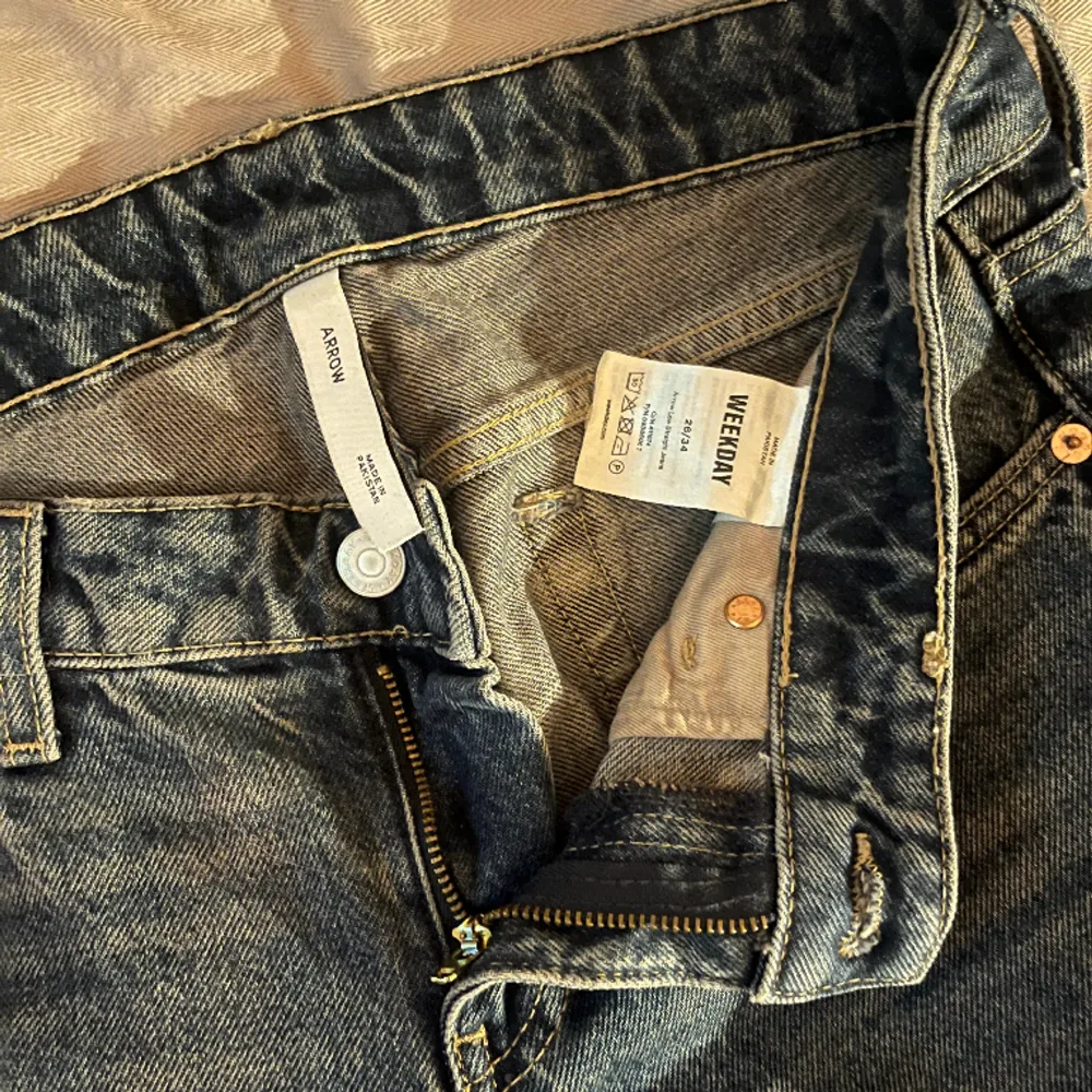 Säljer mina jätte fina weekday jeans💕modellen heter ”arrow low straight jeans” 💕Dem har inga defekter utan kommer bara inte till användning längre💕(nypris 590kr) priset kan diskuteras🩷. Jeans & Byxor.