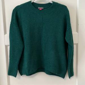 Fin mörkgrön stickad tröja storlek xs. Sparsamt använd och i fint skick!!