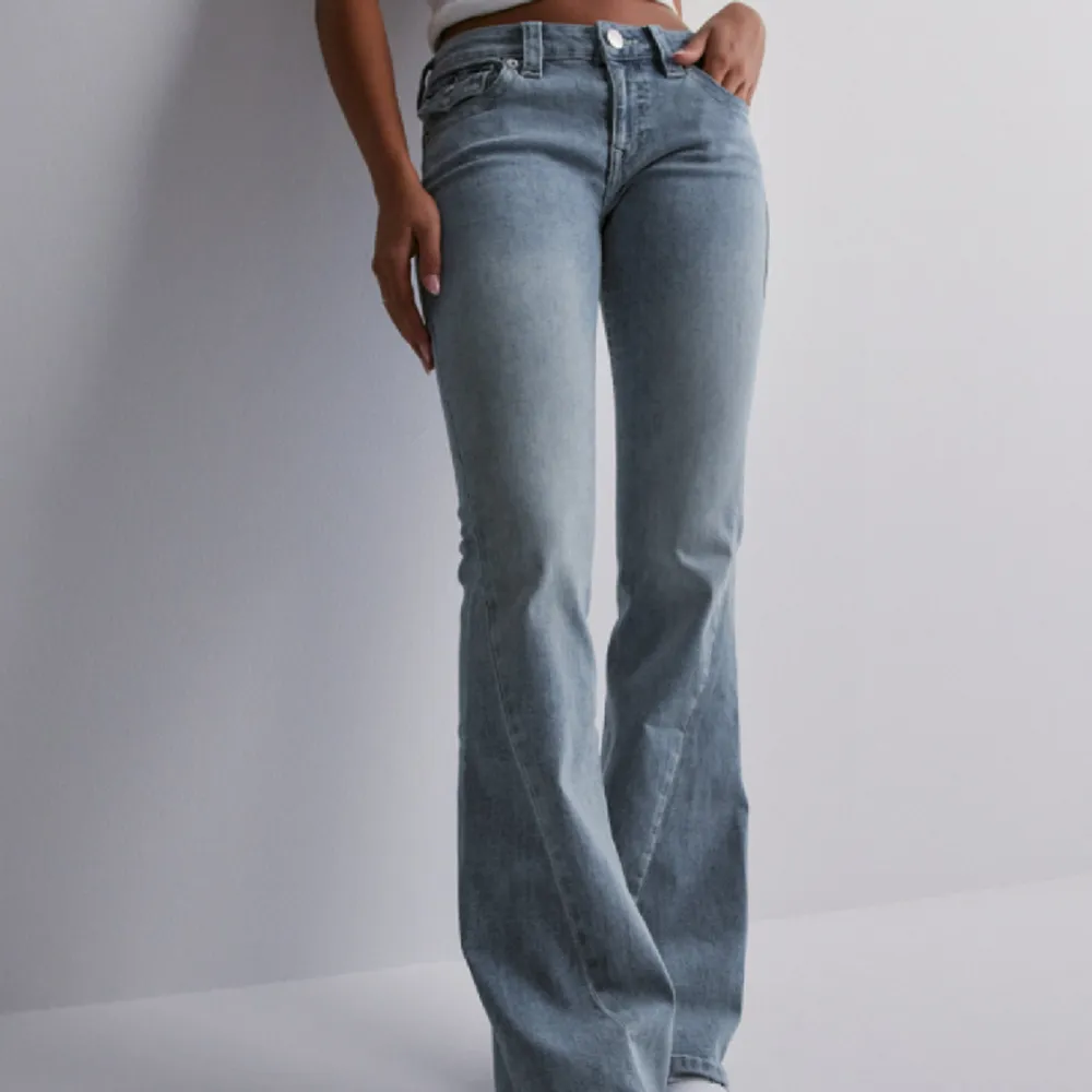 Superfina True Religion jeans som är slutsålda! Stretchiga, och endast använda ca 2 gånger så är i bra skick!🤍. Jeans & Byxor.