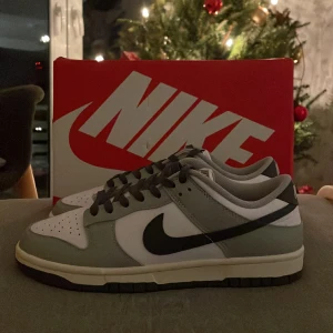 Dunks - Mycket snygga och feta dunks i nyskick. Modellen heter ”Light Smoke Grey”. | Stl 41, upplevs som 40 |  Inga defekter på skorna. Skick 10/10. Nypris 2599kr, mitt pris 600kr