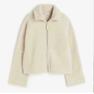 Trendig Teddy jacka  - Säljer min mycket trendiga teddyjacka från HM i bra skick. As snygg å passar till allt!! Slutsåld 