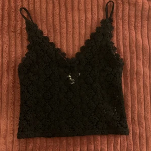 svart stickad topp  - Söt topp som inte kommer till användning. Skriv för fler bilder.