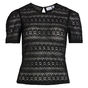 Svart spetsblus  - Det är en svart spetsblus från Vila. Den är använd 1-2 gånger och är i väldigt fint skick. Blusen har små puffärmar🤍