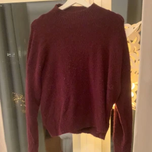 Stickad tröja  - Fin lila stickad tröja.