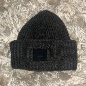 Acne mössa - En mörkgrå acne mössa som är svår att hitta på nätet. Passar perfekt till vintern! Säljer den för att den ej kommer till andväning