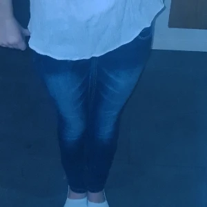 Blåa jeans  - Säljer dessa typ skinny jeans lite boutcut då de börjar bli för små. Storlek 152-58