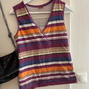 Färgglatt linne - Jätte gulligt v ringat linne från esprit. Står ingen strl men passar mig som är xs/s🧡