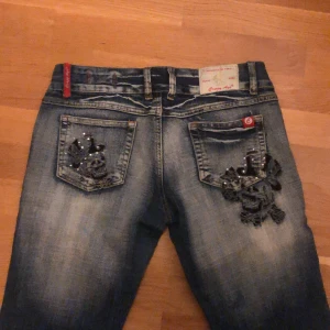 Crazy age jeans - Jätte snygga crazy age men jätte snygga fickor och blekningar. Säljer eftersom de är förstora på mig men är knappt använda. Skriv till mig om ni vill ha bilder på eller måtten💗