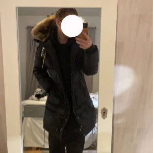 Parajumper  - lägger ut en ny annons om min parajumper jacka i storlek xs, själva grejen man drar med är sönder på jackan men annars inga defekter, pris kan diskuteras vid snabb affär! skriv vid fler frågor eller bilder 🤍