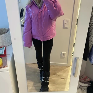 pufferjacka i skinnimitation  - Köpt förra hösten, men tyvärr aldrig kommit till användning. Prislapp kvar. 