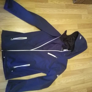 Höst/vårjacka - Storlek medium. Finns i Norrtälje men kan även skickas om köparen står för frakt