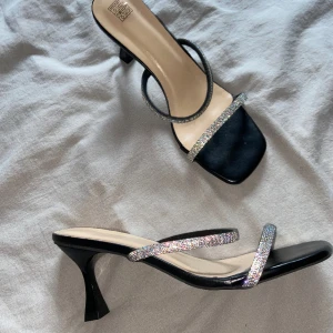 Glittriga klackar, perfekt till nyår 🪩💃🏾 - Glittriga klackar, storlek 40, superfina och bekväma. Endast använda ett fåtal gånger. Klackhöjden är cirka 8 cm.  Kan fraktas och pris kan diskuteras vid snabbt köp 💘