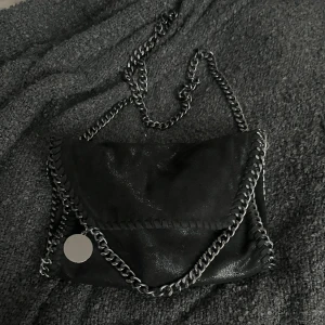 Stella Mccartney liknande väska - Säljer denna Stella Mccartney liknande väskan då den ej kommer till användning längre. Magneten för att kunna stänga väskan är dock borta men den håller sig stängd ändå💕