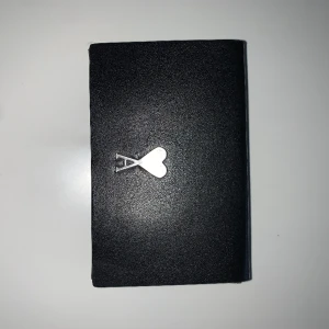 AMI mini pouch - En mini pouch av märket AMI kan användas som en liten handväska, plånbok, fäst den i bältet på dina byxor ja det finns flera olika sätt att använda den. 