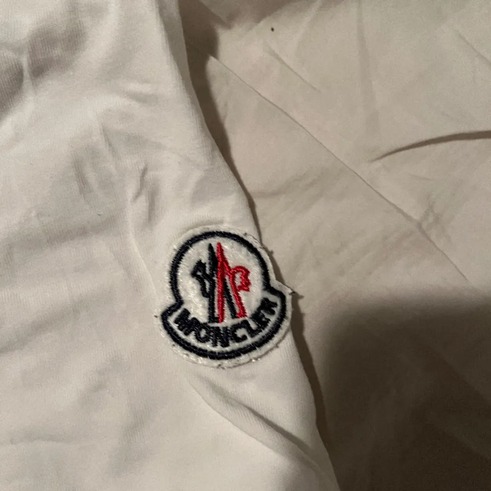 Säljer nu min moncler tröja som är använd ett fåtal gånger. Säljer för det blivit för liten för mig. Skick 10/10 och en helt underbar t shirt. . T-shirts.