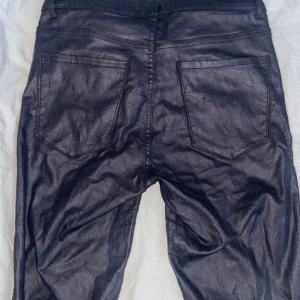 Skinbyxor - Skinnyjeans, skinbyxor. Bra skick, nästan oanvända 