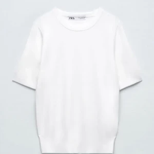 Vit Zara tröja  - Säljer min tröja från zara pågrund av att den aldrig kom till användning,den är i jättebra skick bara använd några gånger 💕