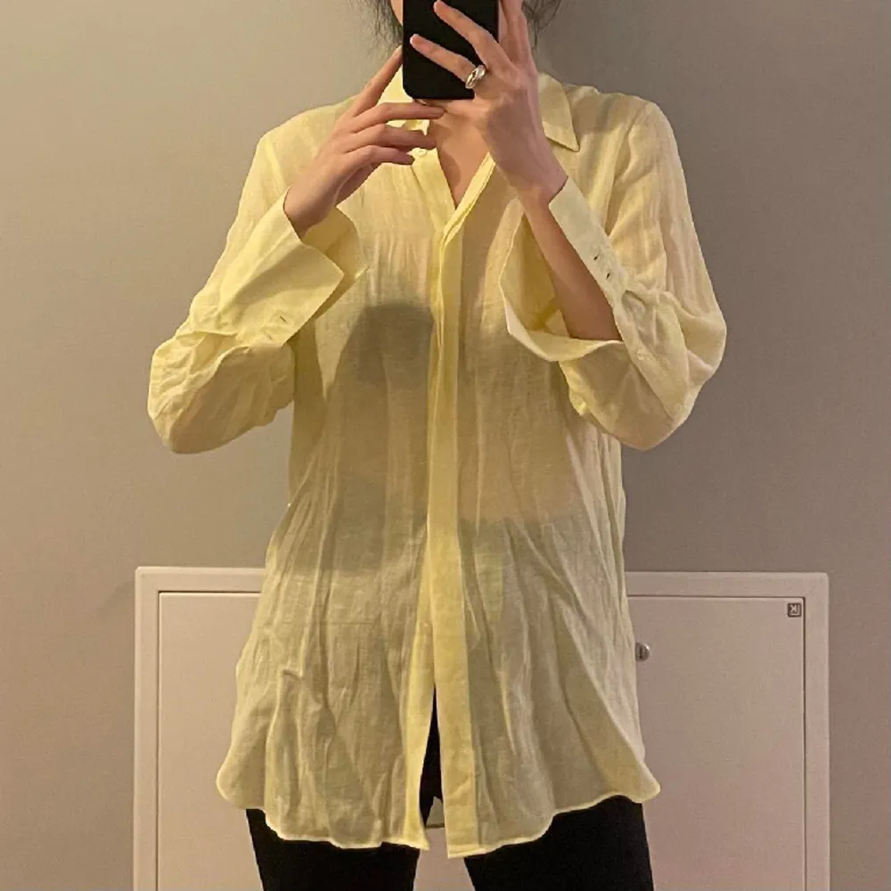 Size 34 fits more like a 36. See through Linen shirt, in neon yellow. From Other stories.. Skjortor.