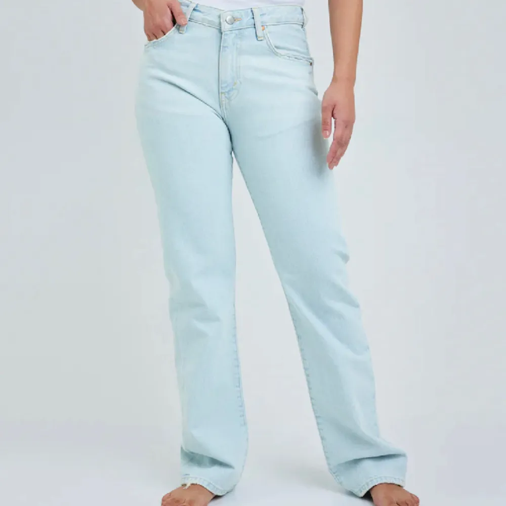 Säljer dessa snygga jeans från bikbok i storlek W28 L32. (36/S) Passar mig som är 170💗💗. Jeans & Byxor.